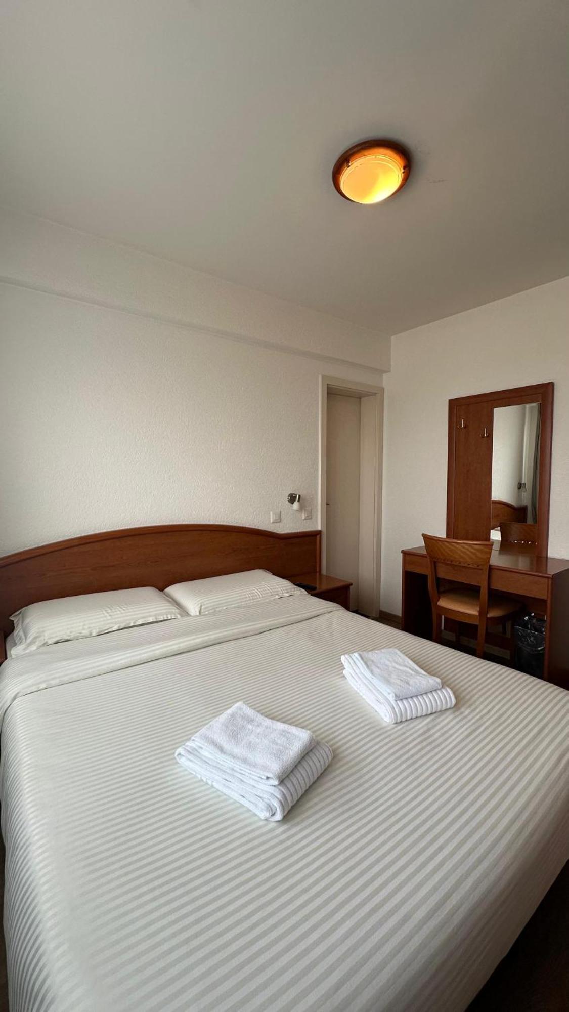 Hotel Du Quai Villeneuve Kültér fotó